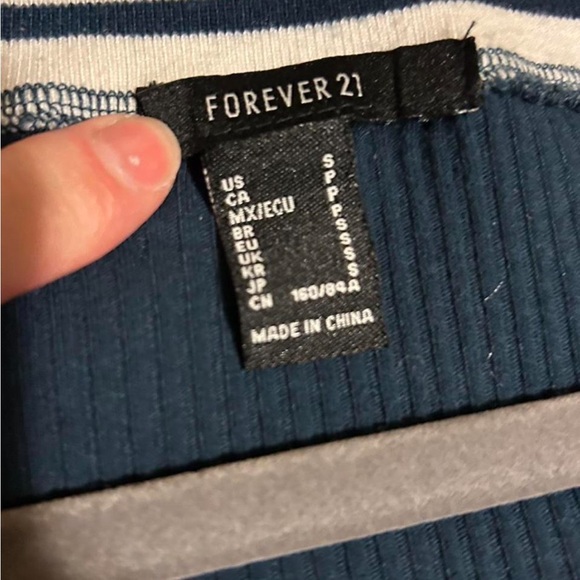 Forever 21 Navy and Cream V-Neck Crop Top - Picture 7 of 9